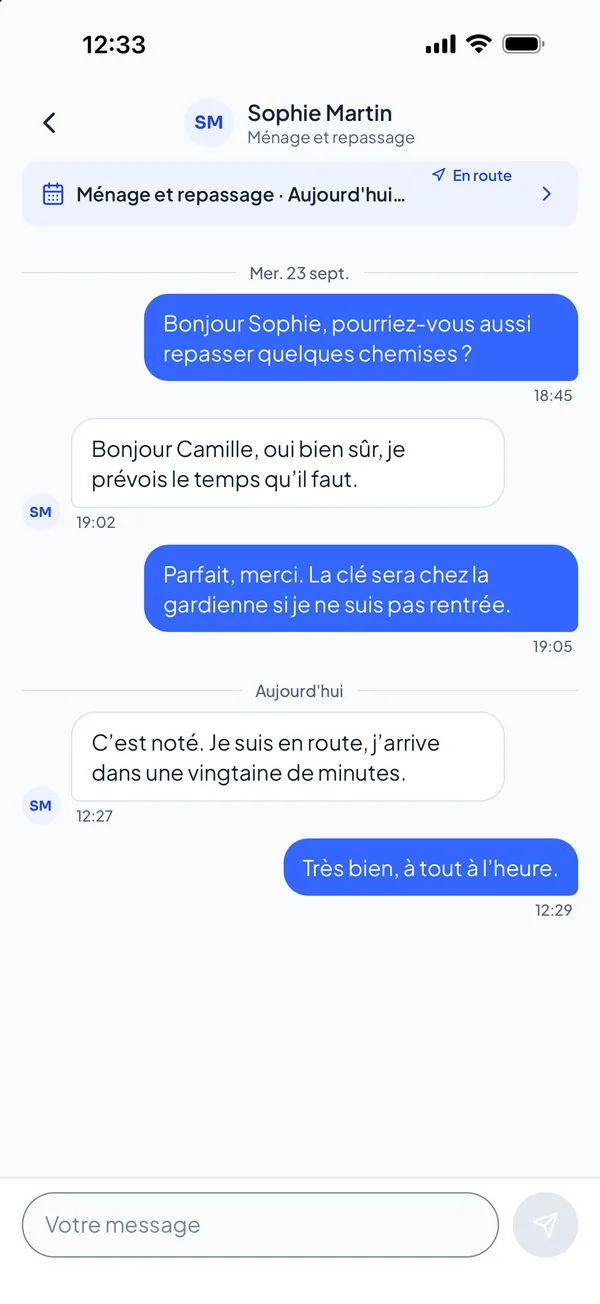 Conversation avec la professionnelle, liée à la réservation en cours, avec le statut En route.